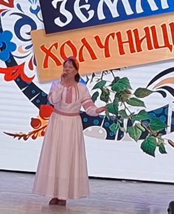 Солистка Подрезчихинского Дома культуры Светлана Быстрова
